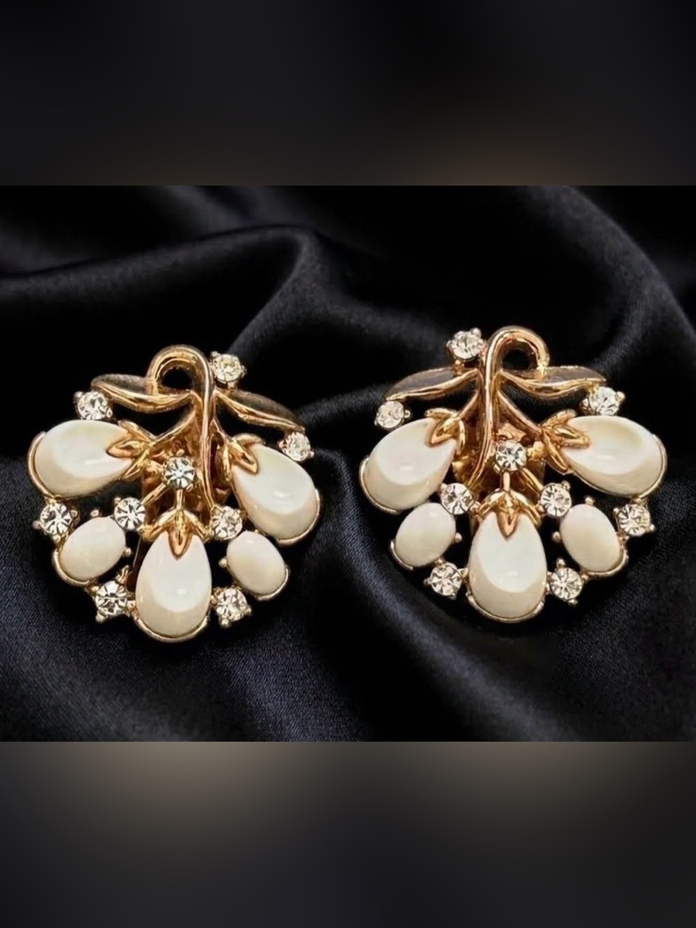 Crown Trifari Pebble Beach Clip On Earrings Gold & White w Crystal Accents